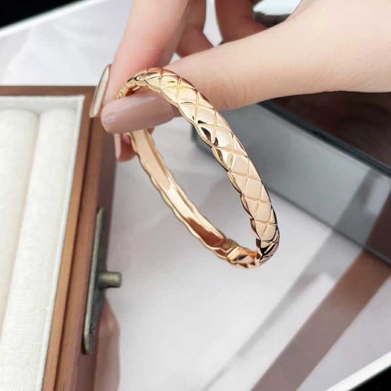 Elegant and chic small floral pattern diamond-encrusted bracelet for women, plated with thick 18k rose gold, featuring exquisite light luxury and niche design, and guaranteed to never fall off
